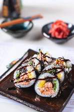 Futomak łosoś grill/mango 6 szt. 